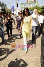 Shilpa Shetty snapped at Siddhivinayak in Dadar, Mumbai on 22nd March 2011 (11).JPG